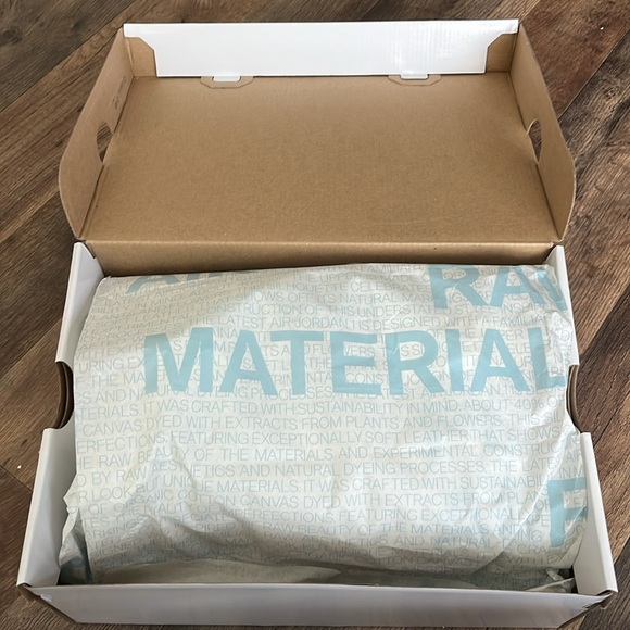 Brand new, never been worn women’s Air Jordan 1 low se “grey cream.” - Picture 5 of 5